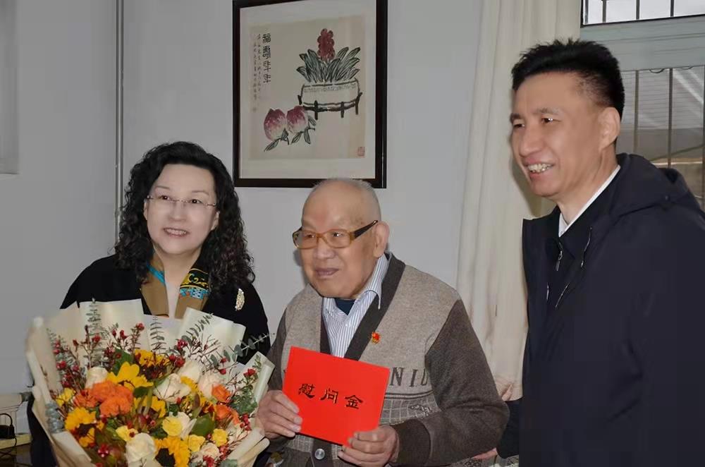 濟(jì)南產(chǎn)發(fā)集團(tuán)黨委副書記、總經(jīng)理黃蓓走訪慰問(wèn)離休老干部、老黨員